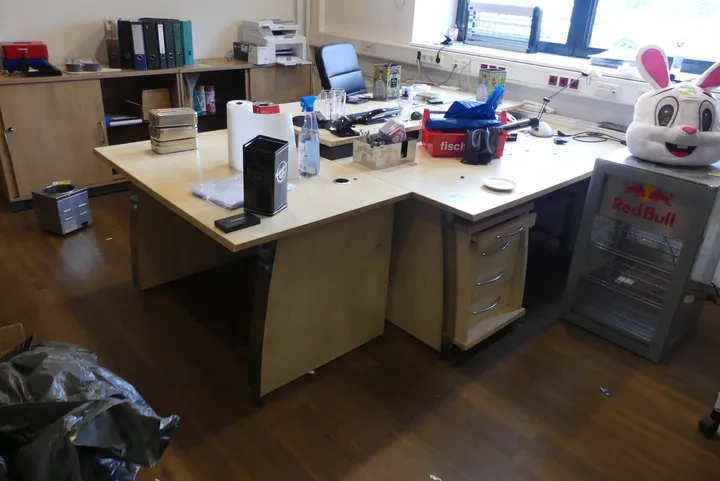 3x Schreibtisch, 2x Schreibtischcontainer, mit Inhalt